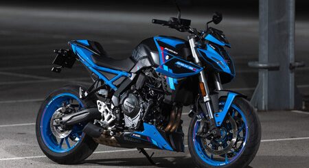 El contraataque de Suzuki a las trail de carretera se llama GSX-8T, y viene con una hermanita radical bajo el brazo