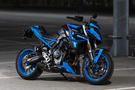 El contraataque de Suzuki a las trail de carretera se llama GSX-8T, y viene con una hermanita radical bajo el brazo