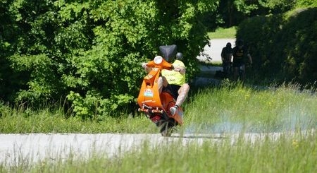 El loco de la Vespa recorre 5 kilómetros a caballito, con una bolsa en la cabeza y sin aire. Y hay vídeo del récord más loco de 2025