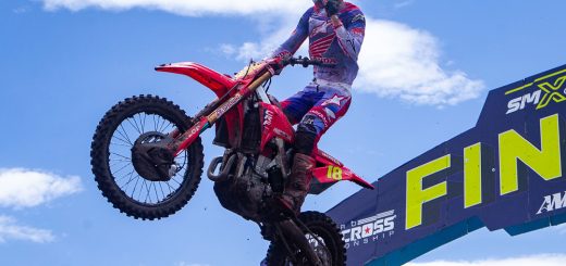 Jett Lawrence arrasa con un doblete y lidera el podio del Mundial de Motocross