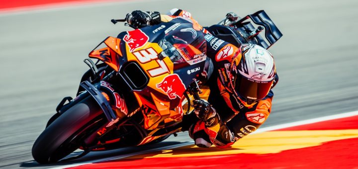 Marc Márquez gana al sprint tras un toque con Pedro Acosta y Fermín Aldeguer remonta hasta el podio en MotorLand