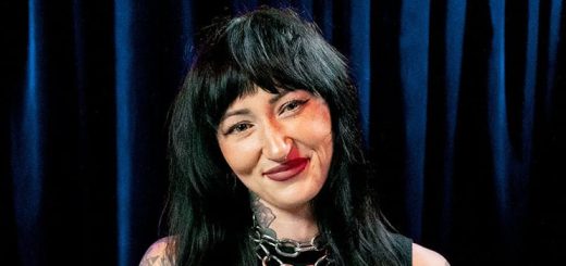 Mira a Britt Bowman (Demi Lovato, etc.) crear sus propias partes de batería para "Blackout" de Scorpions
