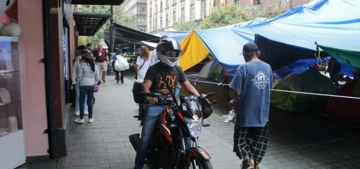 Motos circulan sobre banquetas del Centro Histórico - Yahoo Noticias