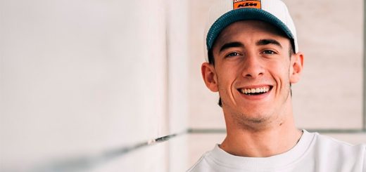 Pedro Acosta visita el museo Ducati para ver de cerca una moto muy especial para él
