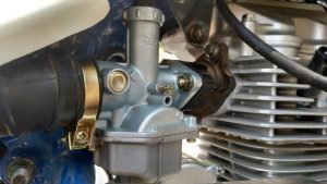 ¿Por qué se apaga mi moto cuando dejo de acelerar?