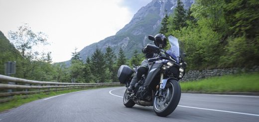 Probamos la Yamaha Tracer 9 GT+: el truco japonés para viajar mejor en moto no es más potencia, sino más comodidad y muchísima tecnología