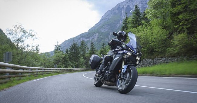 Probamos la Yamaha Tracer 9 GT+: el truco japonés para viajar mejor en moto no es más potencia, sino más comodidad y muchísima tecnología
