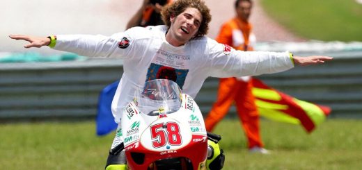 Ráfagas al cielo, o el ritual motero del mejor amigo de Marco Simoncelli dando gas a su Honda CBR1000RR de MotoGP cada noche