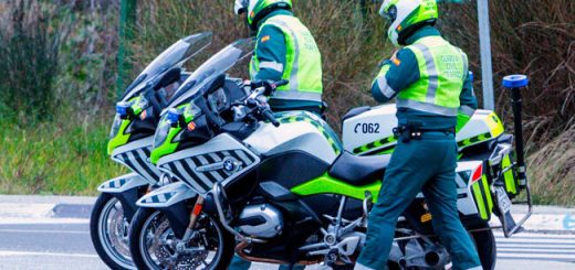 Un motorista se dedicó a tapar la matrícula de su moto al pasar por un radar. Nadie parecía poder pillarle... hasta que los vecinos le han puesto una trampa