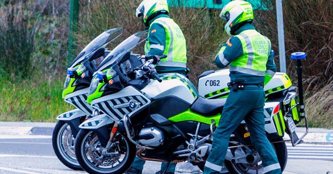 Un motorista se dedicó a tapar la matrícula de su moto al pasar por un radar. Nadie parecía poder pillarle... hasta que los vecinos le han puesto una trampa