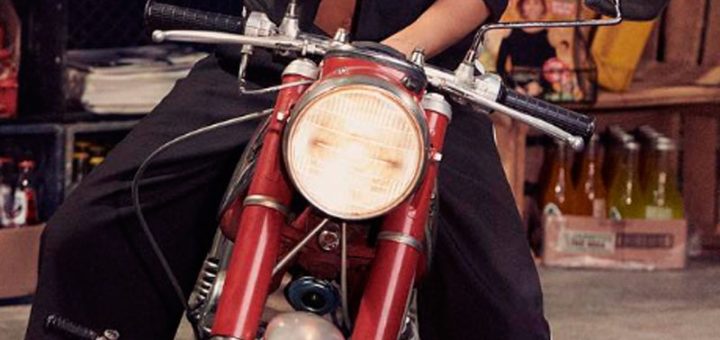 Cara Delevingne: Estilo y rebeldía sobre dos ruedas