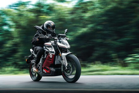 EE.UU se gastó 7.500 millones en cargadores eléctricos, y tres años después solo tienen 400. España va por 50.000