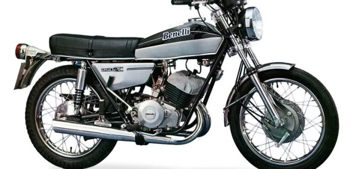 "Estaba a punto de llorar". Un jubilado ha recuperado la moto que le robaron hace casi 40 años, y todavía funciona