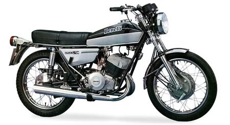 "Estaba a punto de llorar". Un jubilado ha recuperado la moto que le robaron hace casi 40 años, y todavía funciona