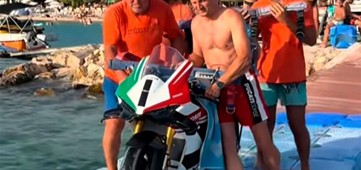 Esto es sobrarte el dinero: engancha un paracaídas a su Panigale V4 Tricolore y a volar sobre el mar