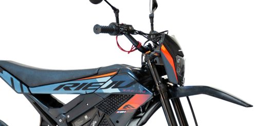 Más barata que antes, esta moto de Rieju matriculable como ciclomotor utiliza batería LG y está disponible en opción off-road y supermotard