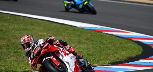 Nadie sabe si Marc Márquez o Pedro Acosta ha ganado la sprint en Brno. La culpa la tiene la norma más absurda de MotoGP