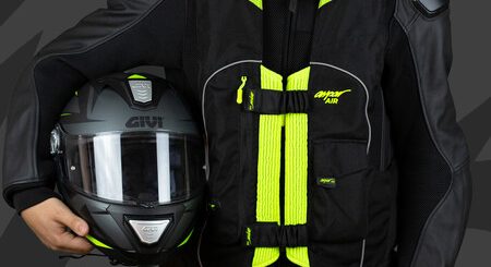 No, el airbag en moto ni es ni va a ser obligatorio en España. La DGT lo ha desmentido, y lo mismo para el resto de Europa