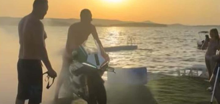 Parasailing en una Panigale V4 Tricolore: “¡Me sobra el dinero!”