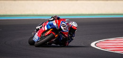 Toprak Razgatlioglu gana la primera carrera de la historia de Balaton Park y Álvaro Bautista pisa podio