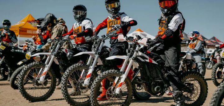 Una marca de motos eléctricas ha llevado varias a una carrera por el desierto, llevándose una de ellas la victoria - Híbridos y Eléctricos