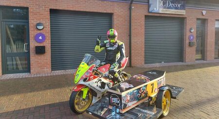 Alguien ha convertido una Suzuki GSX-R1000 en un coche fúnebre. Y ha llegado a poner ataúdes a 200 km/h