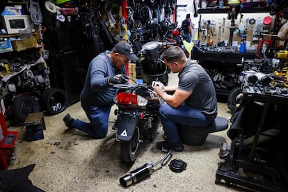 El auge de los scooters en Miami se desvanece con la ofensiva migratoria de Trump: “Si vas en una moto, asumen que no tienes papeles” - EL PAÍS