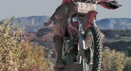 Hace 50 años un hombre ganó el Dakar americano con su perro como copiloto. Hoy es recordado como un mito de las motos