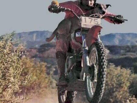 Hace 50 años un hombre ganó el Dakar americano con su perro como copiloto. Hoy es recordado como un mito de las motos