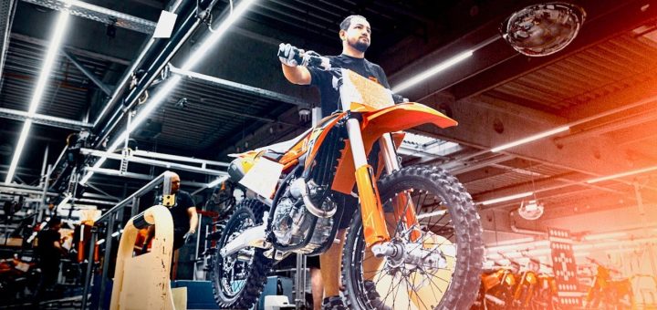 KTM vuelve al ruedo: la producción en Mattighofen se reactiva