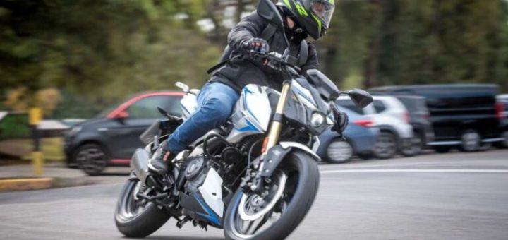 Nos subimos a la nueva naked de Bajaj: ¿es la que menos consume de su categoría