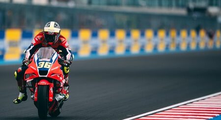 Pedro Acosta bate a Marc Márquez en el estreno de Hungría pese a una caída y Pecco Bagnaia ya es la peor Ducati