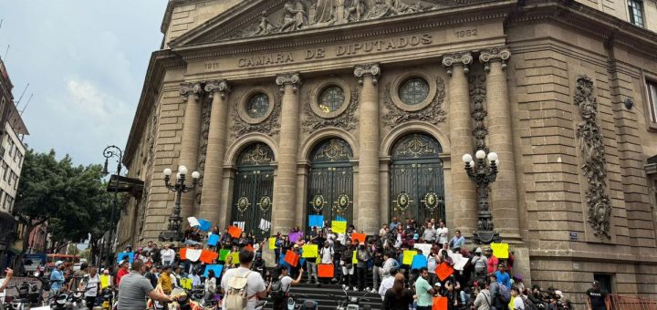 Protestan en Congreso de CDMX por iniciativa para regular motos eléctricas - La Jornada