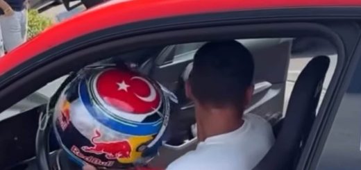 Toprak Razgatlioglu cambia el mono de cuero por un volante en Nürburgring