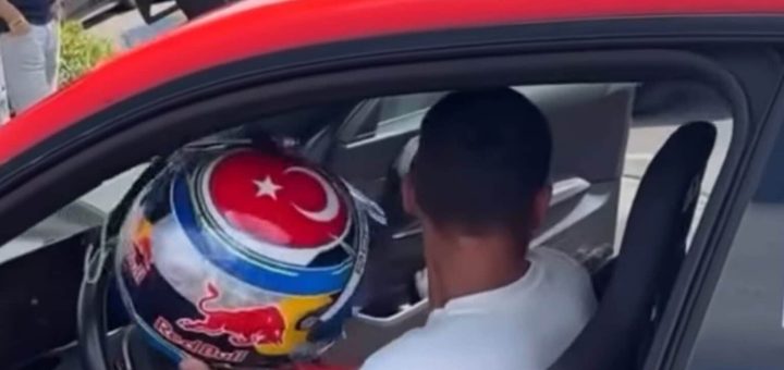 Toprak Razgatlioglu cambia el mono de cuero por un volante en Nürburgring