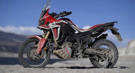 Un padre prefirió darse una vuelta en moto antes que ir a la boda de su hija y lo publicó. Ahora las redes arden contra él
