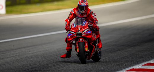 Alex Márquez ha logrado la victoria a los mandos de la Desmosedici GP del Gresini Racing Team, completando un doblete para Ducati