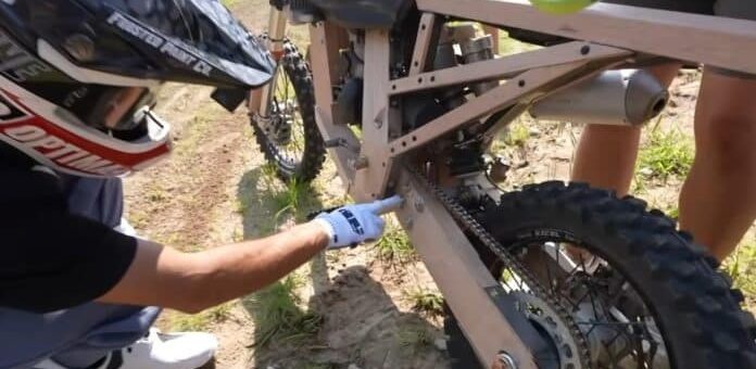 Chasis de madera y mecánica GasGas, ¿qué podía salir mal?
