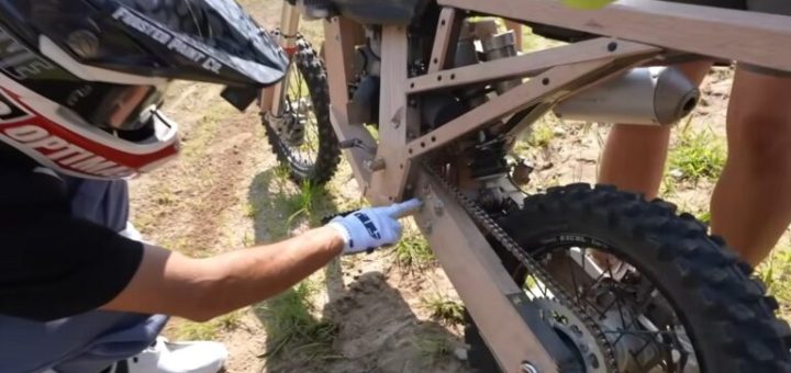 Chasis de madera y mecánica GasGas, ¿qué podía salir mal?