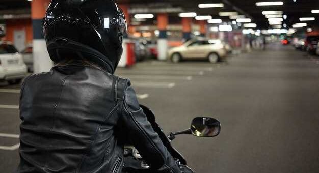 Cómo mejorar la visibilidad en moto durante la noche