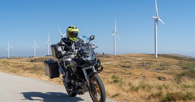 Confirmado: casi la mitad de los españoles está pensando en comprarse una moto, pero solo 3 de cada 100 quiere una eléctrica