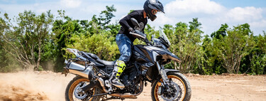 El nuevo Papa es tan motero que se acaba de hacer con una BMW R18 que cuesta como una Honda CBR, aunque es por una buena causa