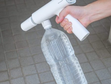 El último invento loco japonés es una hidrolimpiadora para la moto que cabe en el bolsillo, y lo están petando