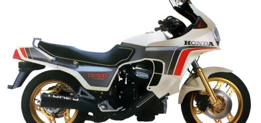 En los 80 Porsche y Renault lo petaron con el turbo en sus coches. Las motos apostaron algo mejor: los motores atmosféricos. Y hasta hoy