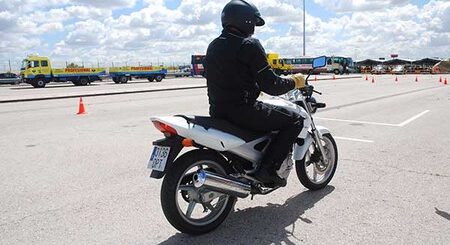En Reino Unido se están quedando sin examinadores, y es un problema que también podría vaciar de moteros las carreteras españolas