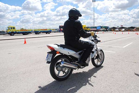 En Reino Unido se están quedando sin examinadores, y es un problema que también podría vaciar de moteros las carreteras españolas