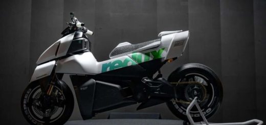 Estamos en 2025, y ya han llegado las motos Transformer. Pasan de scooter a deportiva con este truco en un par de segundos