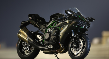 La Kawasaki Ninja H2R no estaba muerta, estaba de parranda. El mito japonés regresa con 326 CV y más vida que nunca