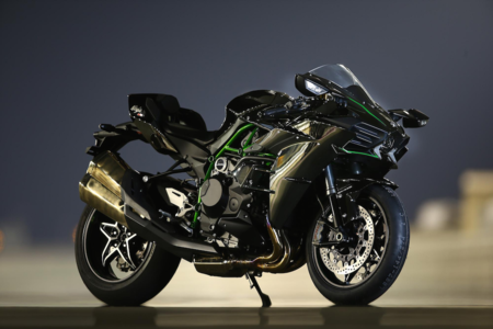 La Kawasaki Ninja H2R no estaba muerta, estaba de parranda. El mito japonés regresa con 326 CV y más vida que nunca