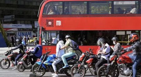 Las motos en CDMX nunca deben circular entre autos o carriles, excepto cuando se cumple una condición - Motorpasión México